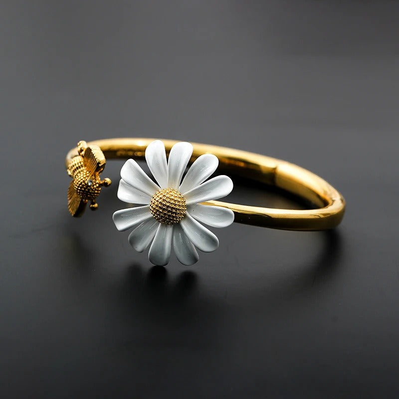 White Daisy & Bee Bracelet